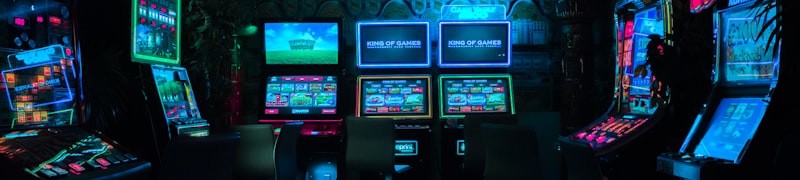 电竞比赛现场观众欢呼的壮观场面